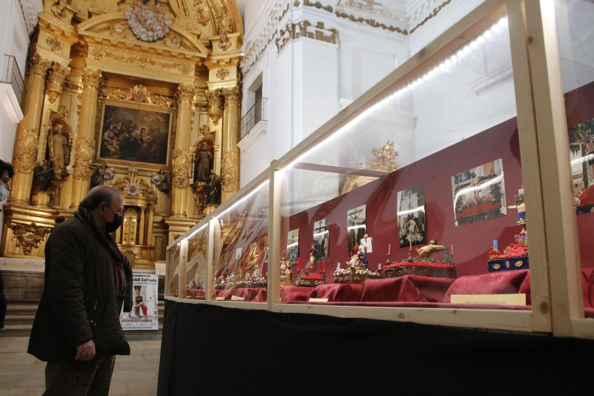 Un cacereño admira la exposición de los pasos de Playmobil en la iglesia de la Preciosa Sangre.