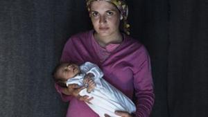 Una mujer kurda, con su hija, nacida en abril en Idomeni.