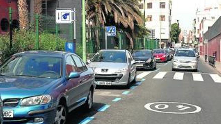 Vehículos aparcados en zona azul de Las Palmas de Gran Canaria.