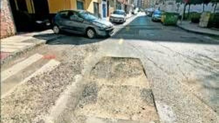 Vecinos de Pardaleras reclaman que se renueve el firme de sus calles