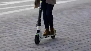 La pareja del joven atropellado por un patinete en la plaza Mayor: "Fue un golpe muy fuerte, me pegué un susto bastante grande"