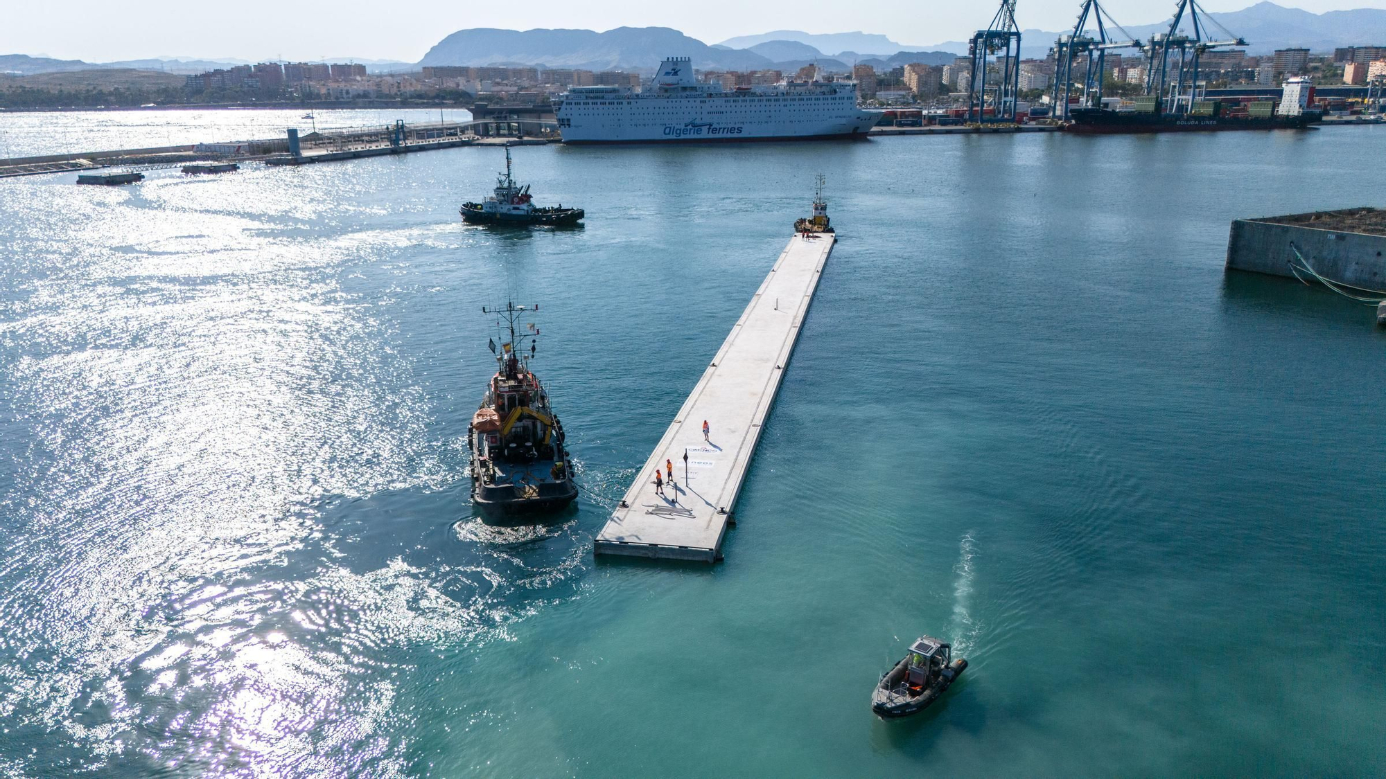 Así ha sido la maniobra para poner rumbo a Ibiza el dique flotante desde el puerto de Alicante
