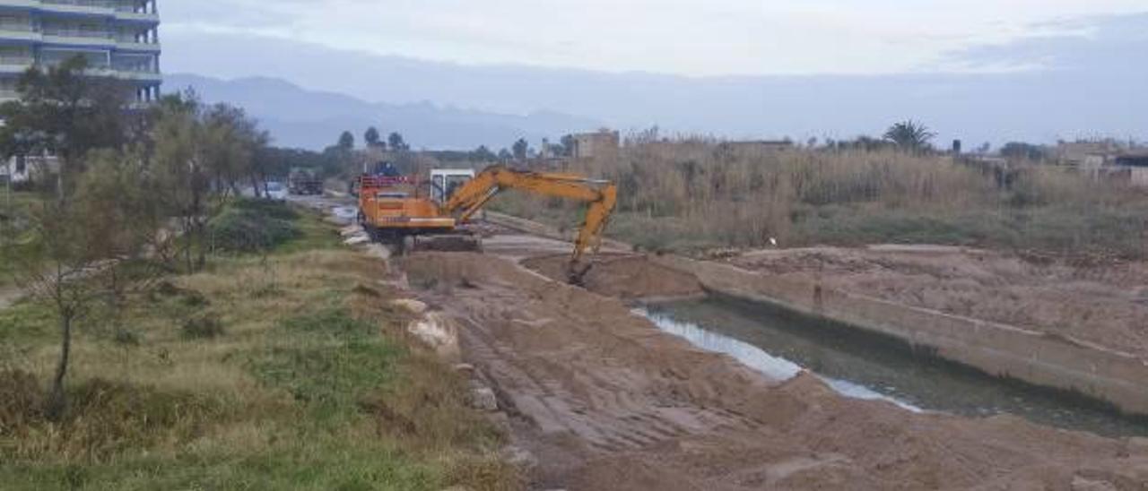 Tavernes estima en 3 millones los daños de los temporales y repara la playa sin esperar a Costas