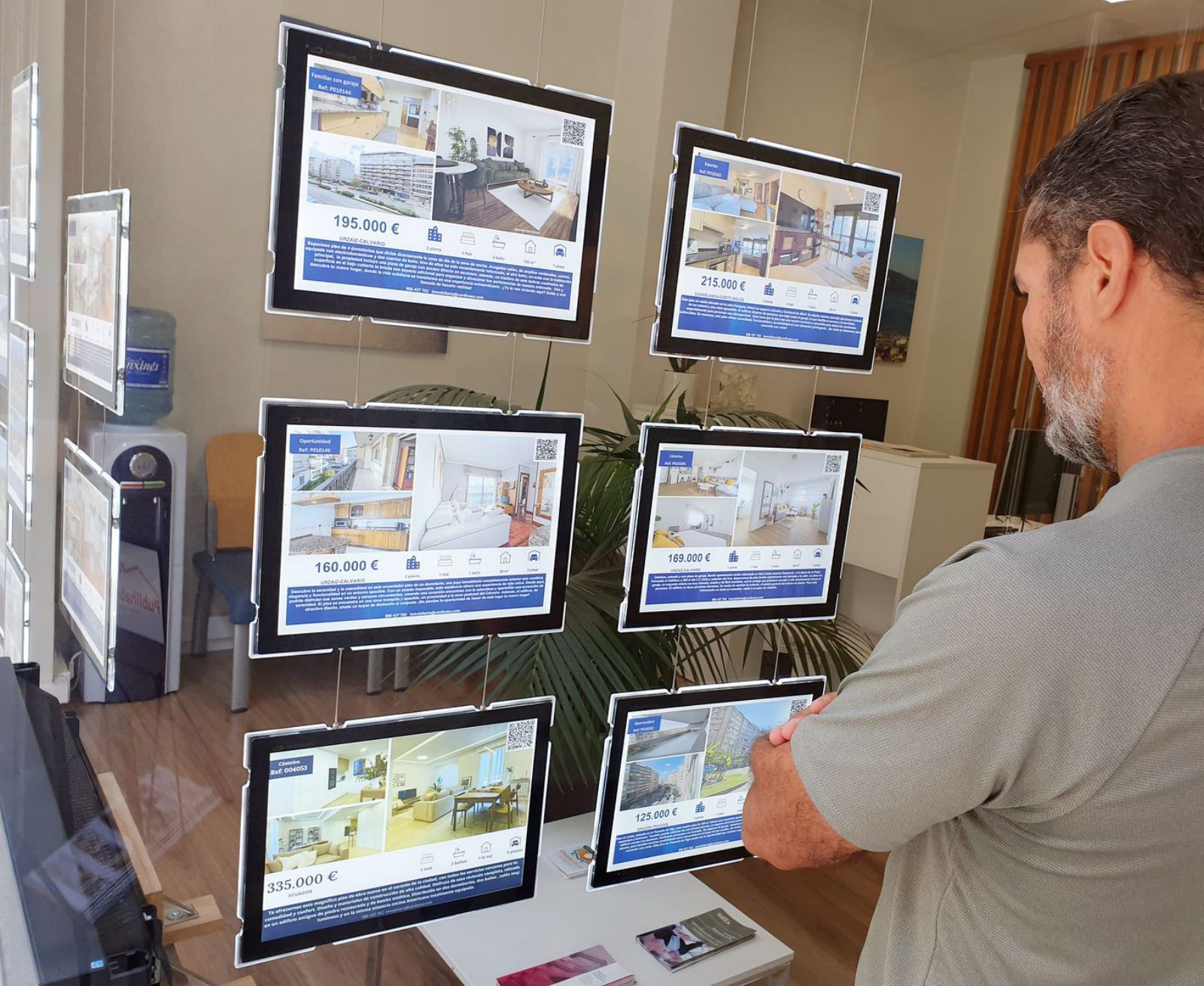 Un ciudadano mira el escaparate de una inmobiliaria en Vigo
