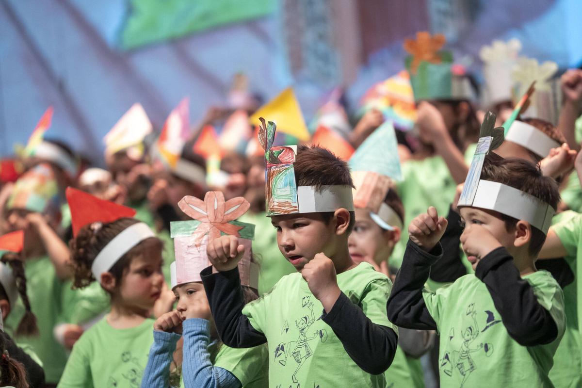 Infants canten i riuen amb les peripècies del conte “L’embolic de les festes” Infants canten i riuen amb les peripècies del conte “L’embolic de les festes”