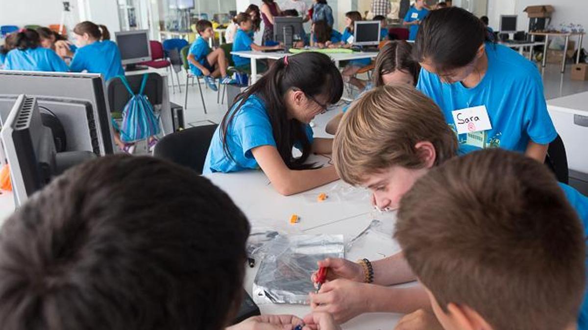Jóvenes participantes en la colonia tecnológica Etopia Kids en Zaragoza antes de la crisis sanitaria.