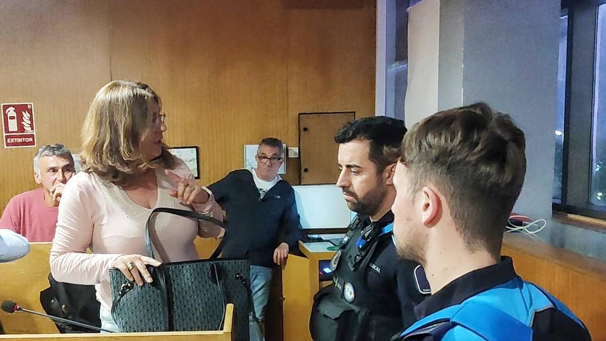 La Policía Local de Cangas interviene para expulsar a una concejala del PP del Pleno: «No me toque, por favor»