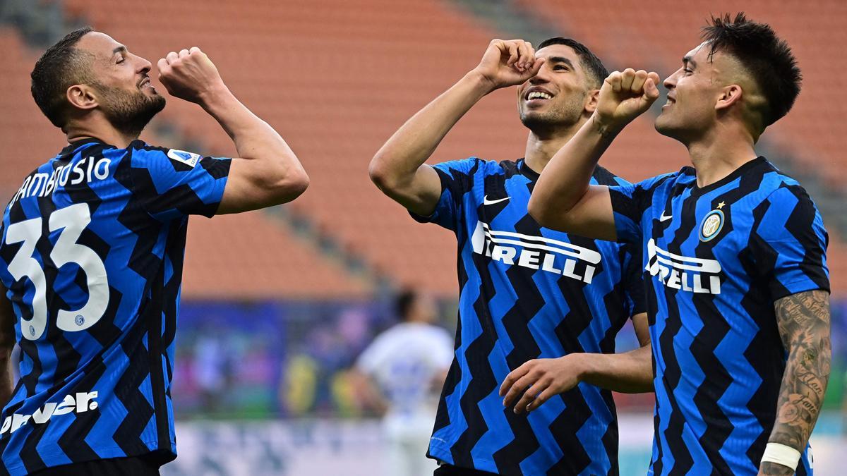 Ambrosio, Achraf y Lautaro Martínez celebran un gol del Inter ante la Sampadoria.