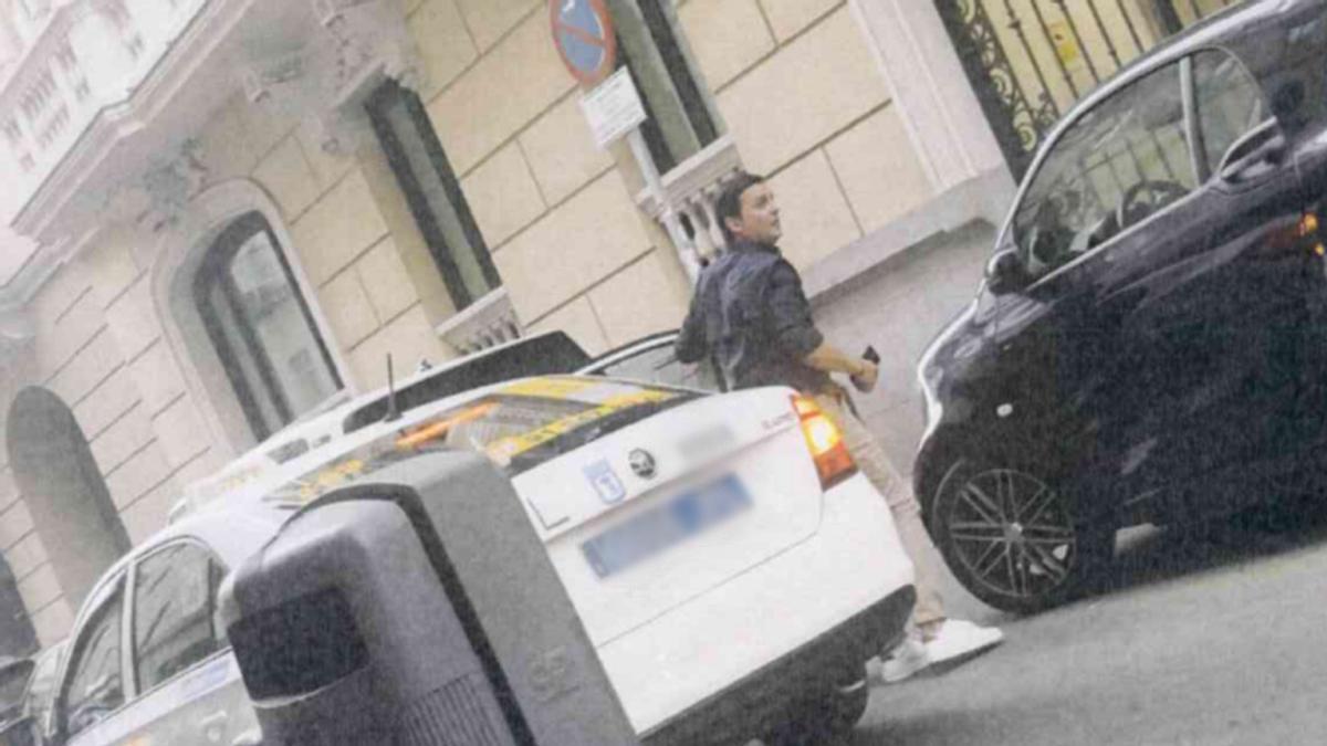 El expresidente de la Diputación de Almería bajándose de un taxi en Madrid