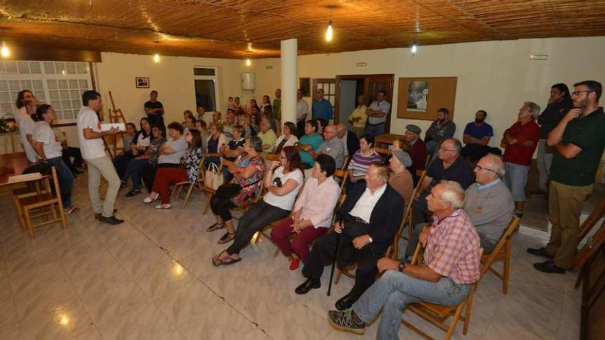 El alcalde, Andrés Díaz, se dirige a los vecinos de Laxoso durante la asamblea celebrada ayer en la Casa do Pobo. // Gustavo Santos