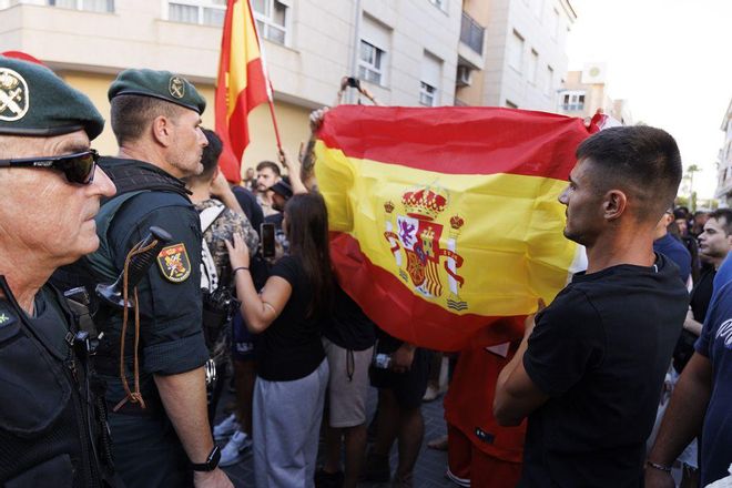 Torre Pacheco | Tensión y gritos de "Pedro Sánchez, hijo de puta" en una  protesta en Torre Pacheco donde suena el himno 'franquista'