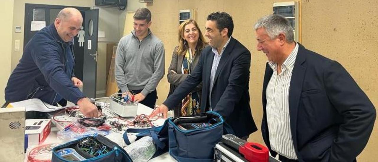 Luis López (segundo dcha.) en su visita a la Consultora Monte Alto. // FDV