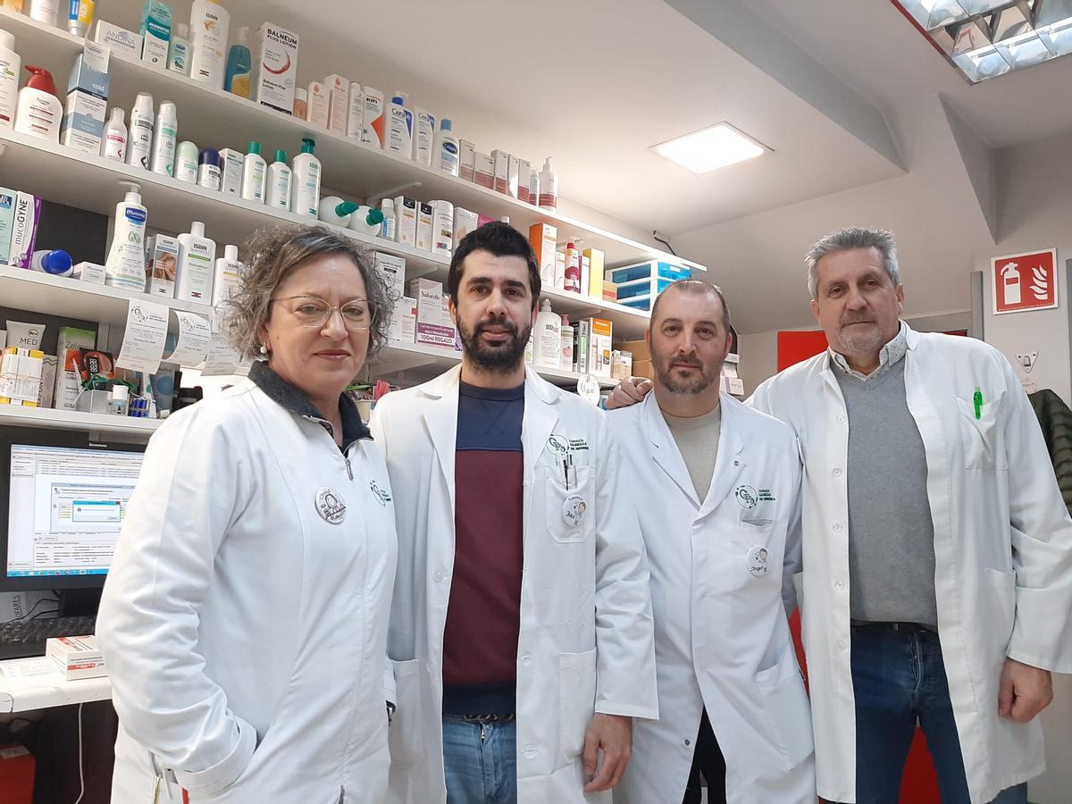 Por la izquierda, Charo González, Javier del Campo Cabezas de Herrera, Ángel Rubio y Javier Vivo, en la rebotica de la farmacia Cabezas de Herrera