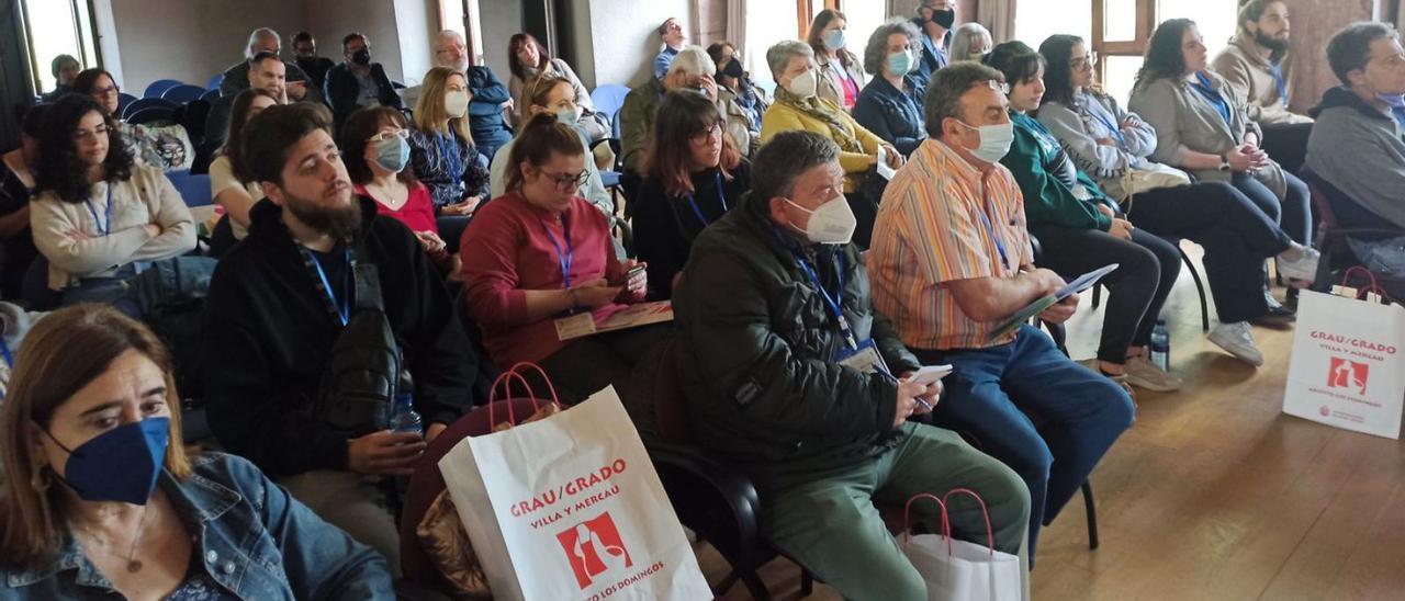 Asistentes al encuentro autonómico de asociaciones del ámbito rural, ayer, en Grado. | S. Arias