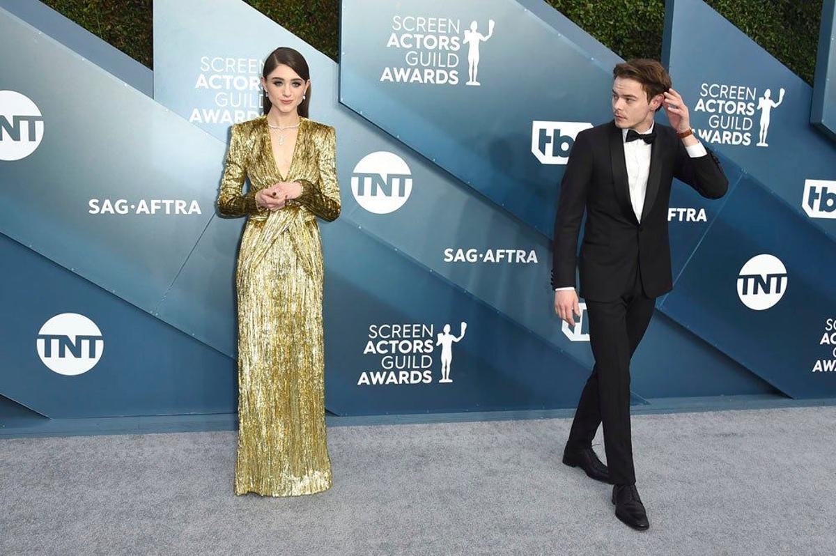 Natalia Dyer acompañada de su pareja Charlie Heaton en los Premios Screen Actors Guild