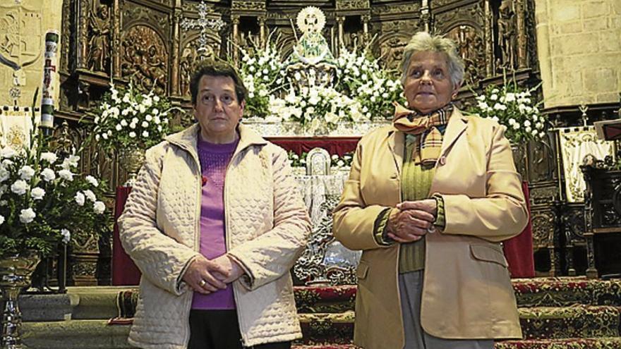 Cambio de flores para la patrona de Cáceres en Santa María, que ya luce en blanco y rojo