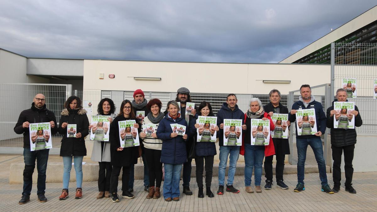 Els membres d'USTEC-STEs davant de l'escola Esculapi de l'Escala en la campanya 'Ens falten mans'.