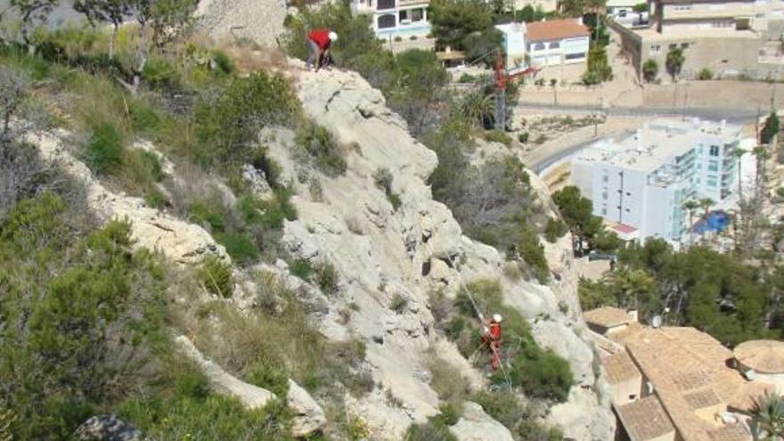 Benidorm estudia la estabilidad del talud del Tossal  de La Cala tras  la caída de rocas