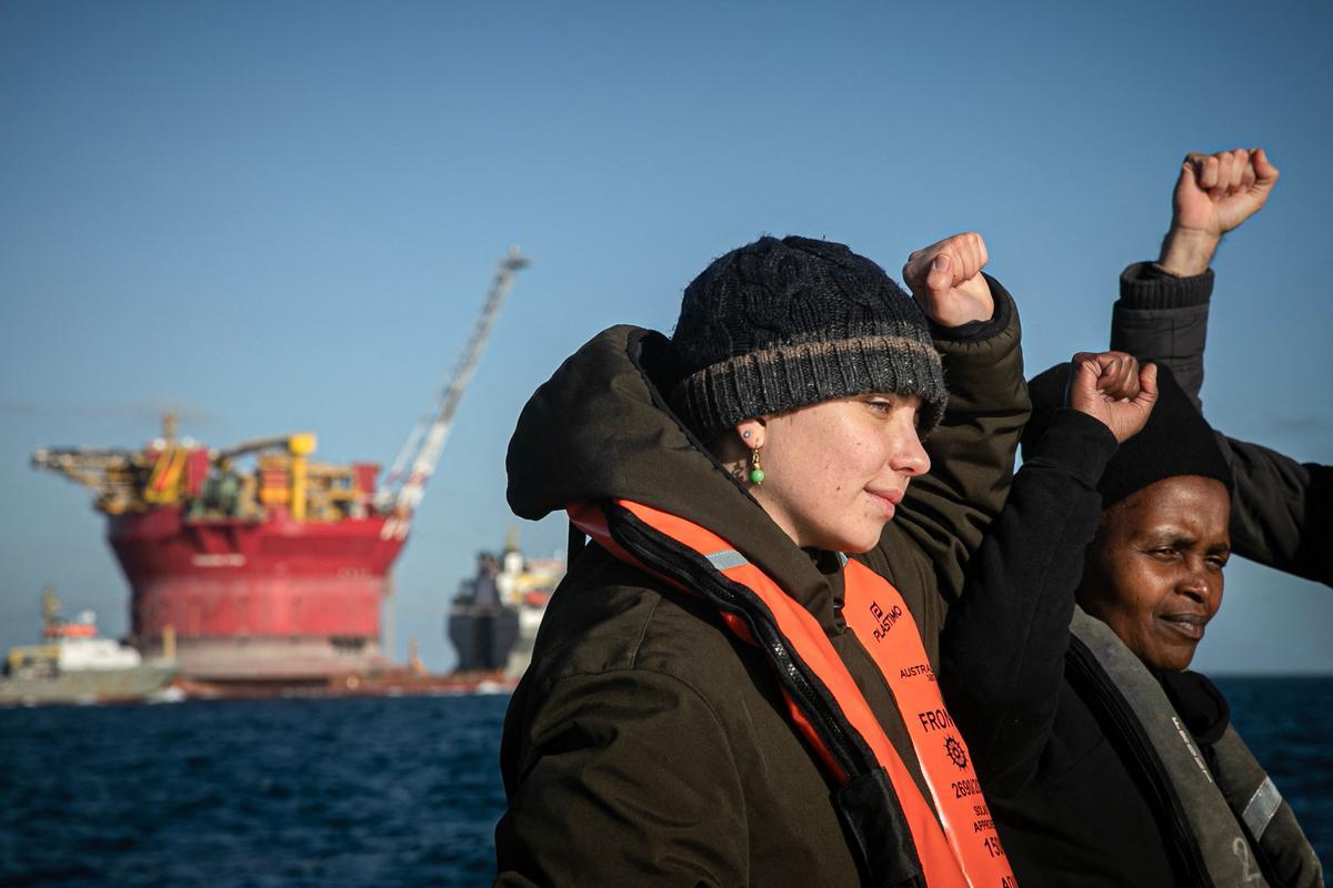 Ecologistas de Greenpeace colocaron una pancarta en una acción en una plataforma de Shell, en el Mar del Norte, para expandir un yacimiento de petróleo y gas existente, frente a la costa de Cherburgo, en el noroeste de Francia