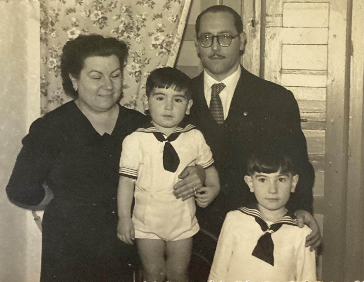 El pequeño Jesús Castellanos con sus padres, Victoriano y María Jesús, y su hermano Victoriano.