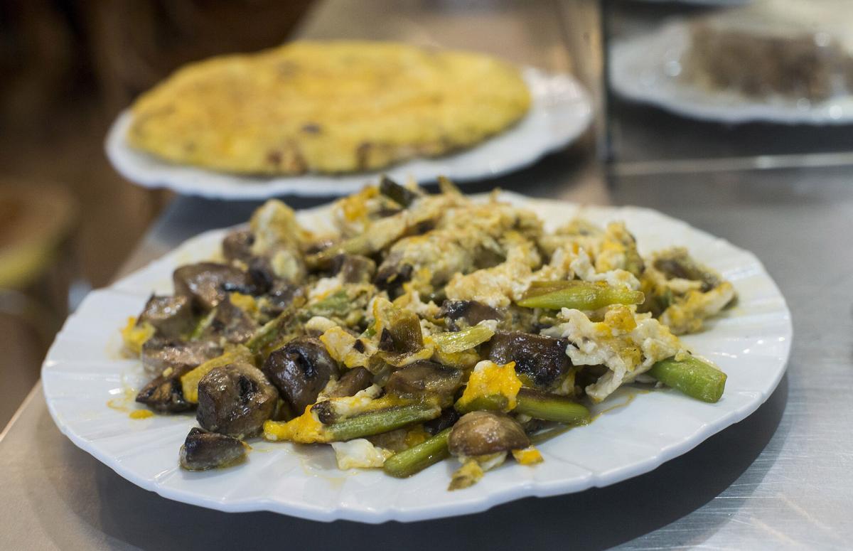 Un plato de comida en la mesa de un restaurante.