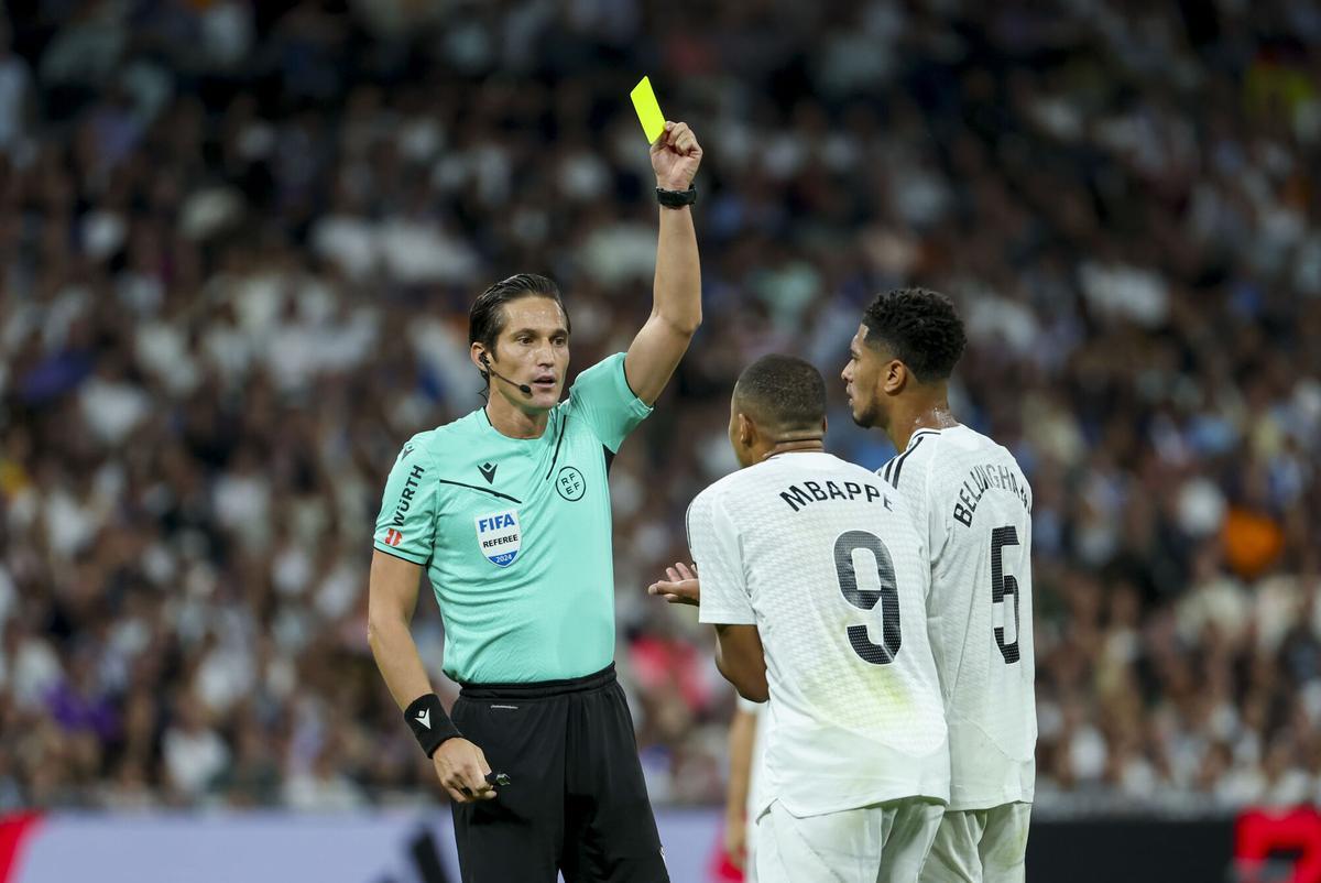 Munuera Montero amonesta a Mbappé en un partido