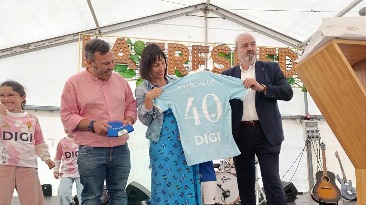 Por la izquierda, Antonio Fueyo, Sara Orille y Manuel Paredes, con la camiseta del centenario del Oviedo, con el número 40 por las cuatro décadas que ha cumplido la urbanización.