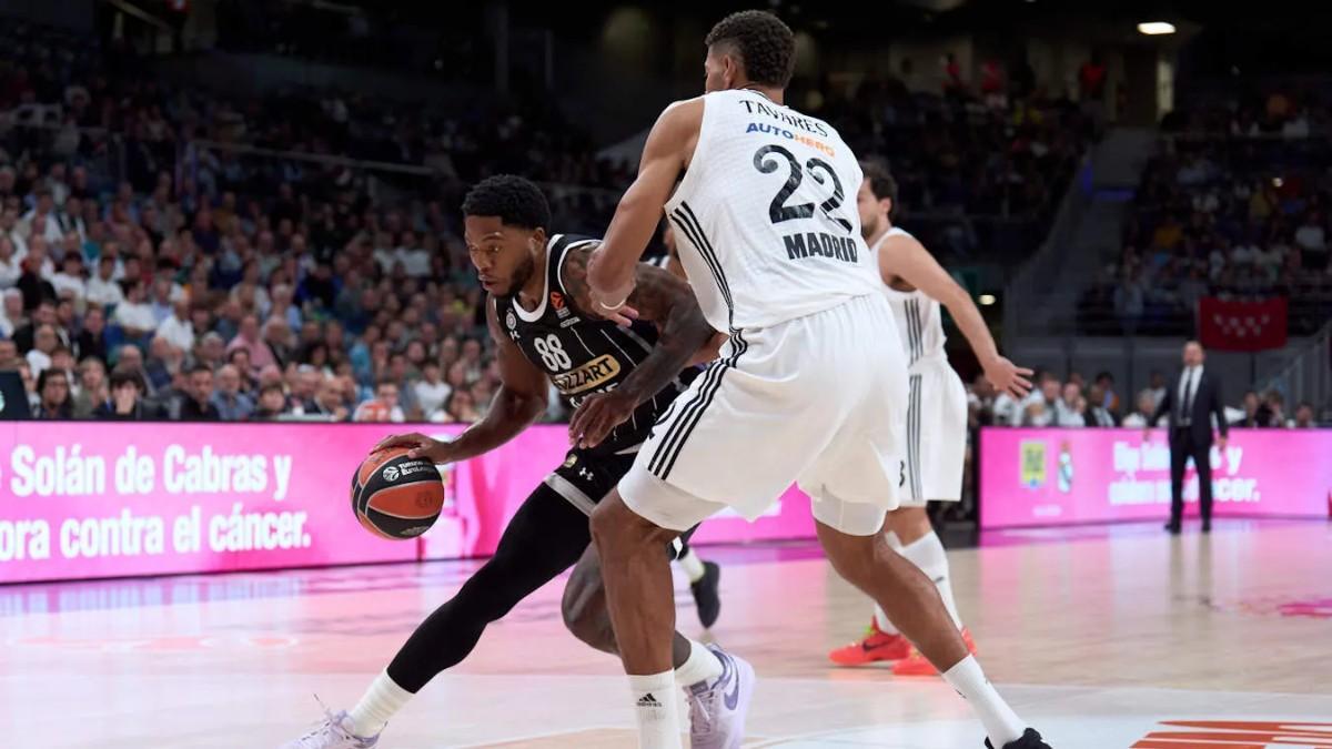 Edy Tavares y Tyrique Jones, en el partido de la primera vuelta jugado en Madrid