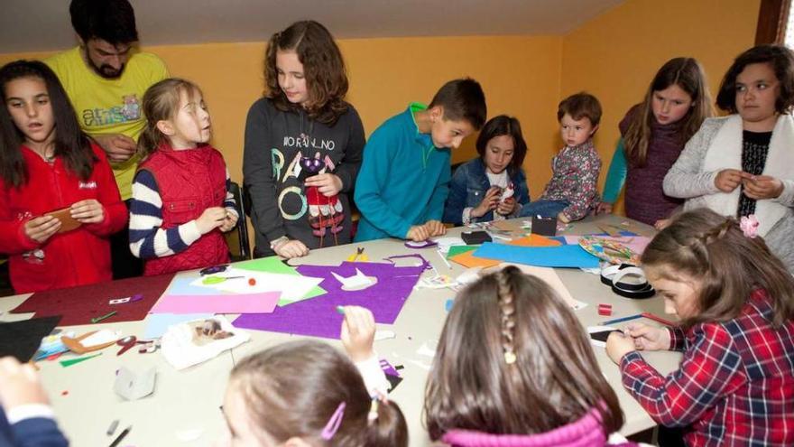 Los niños que participaron en el taller de manualidades.