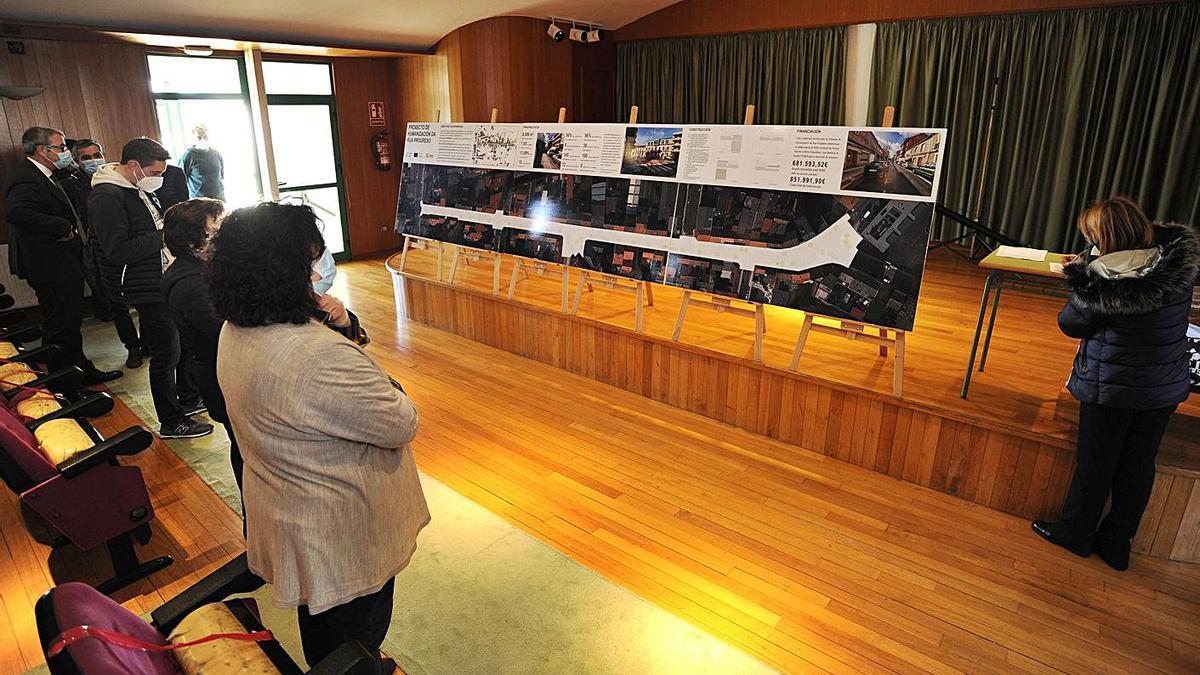 Exposición del proyecto en el salón de actos de la Casa da
 Cultura. Abajo, recreaciones virtuales de cómo quedarían 
la propia calle y la Praza Siñor Afranio.  | // FOTO: BERNABÉ/JAVIER LALÍN