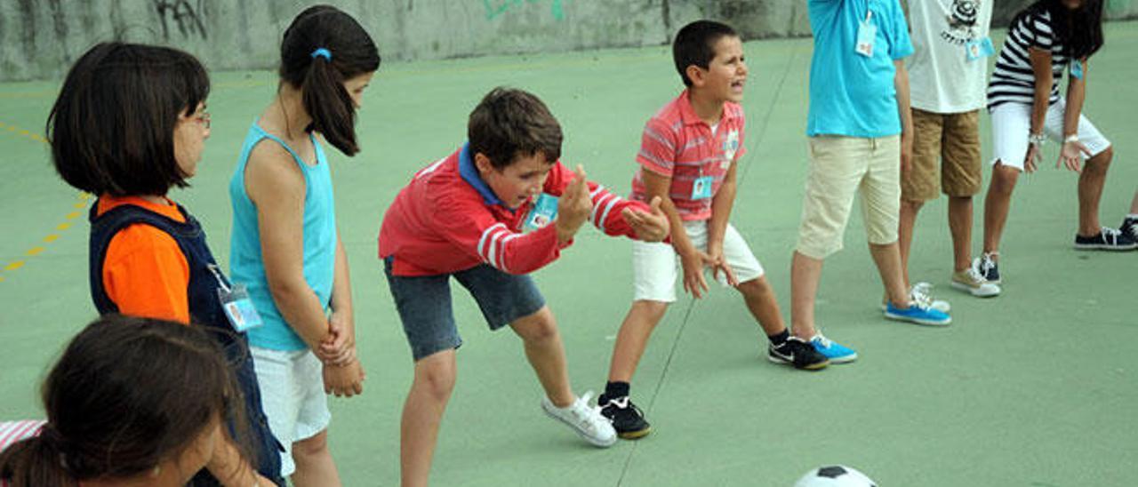 Un grupo de niños juega al fútbol en el patio del colegio. // Rafa Vázquez