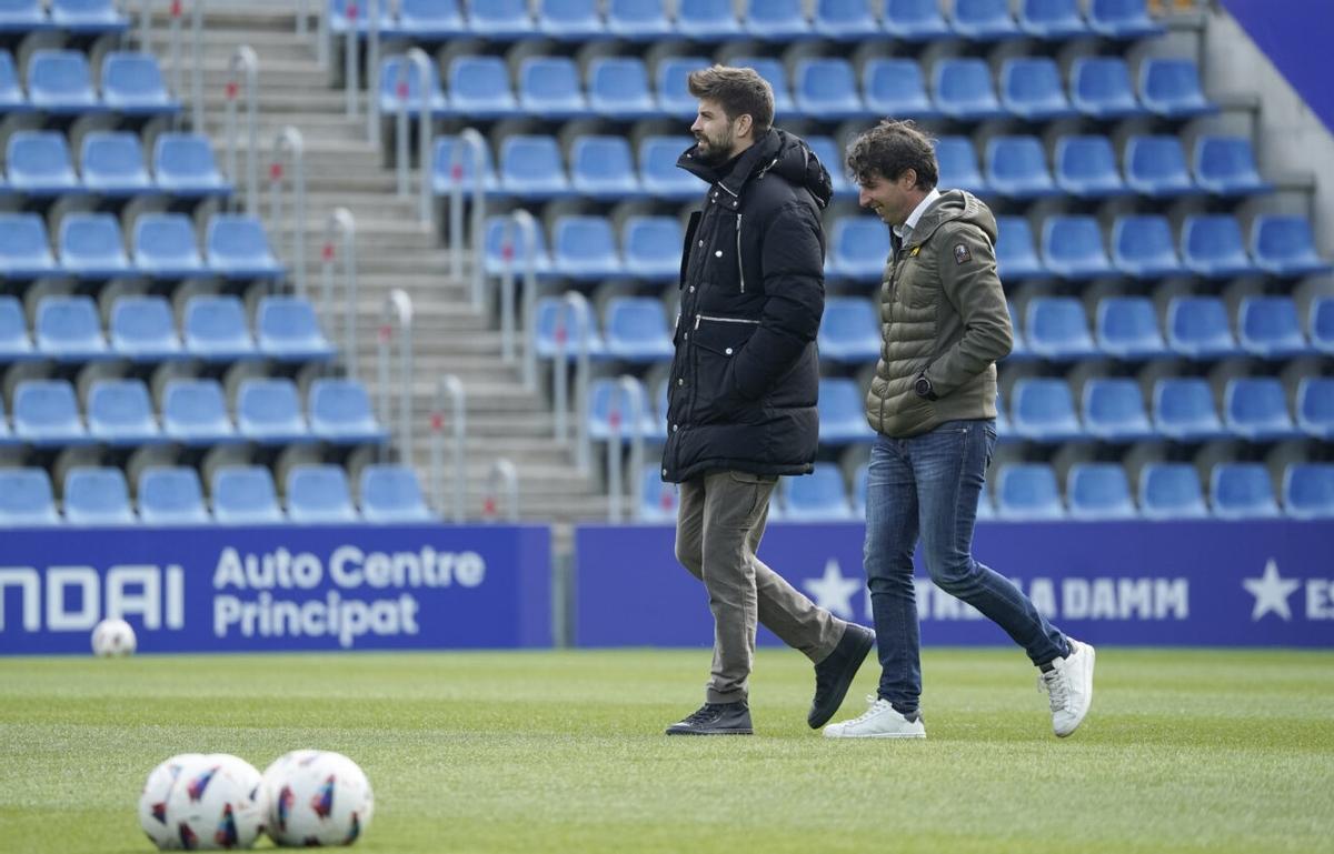 Piqué y Jaume Nogués, sobre el césped del Estadi Nacional.