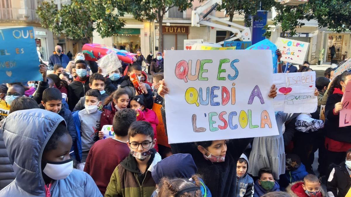 L'alumnat i els mestres de l'Escola Anicet de Pagès a la plaça de l'Ajuntament de Figueres