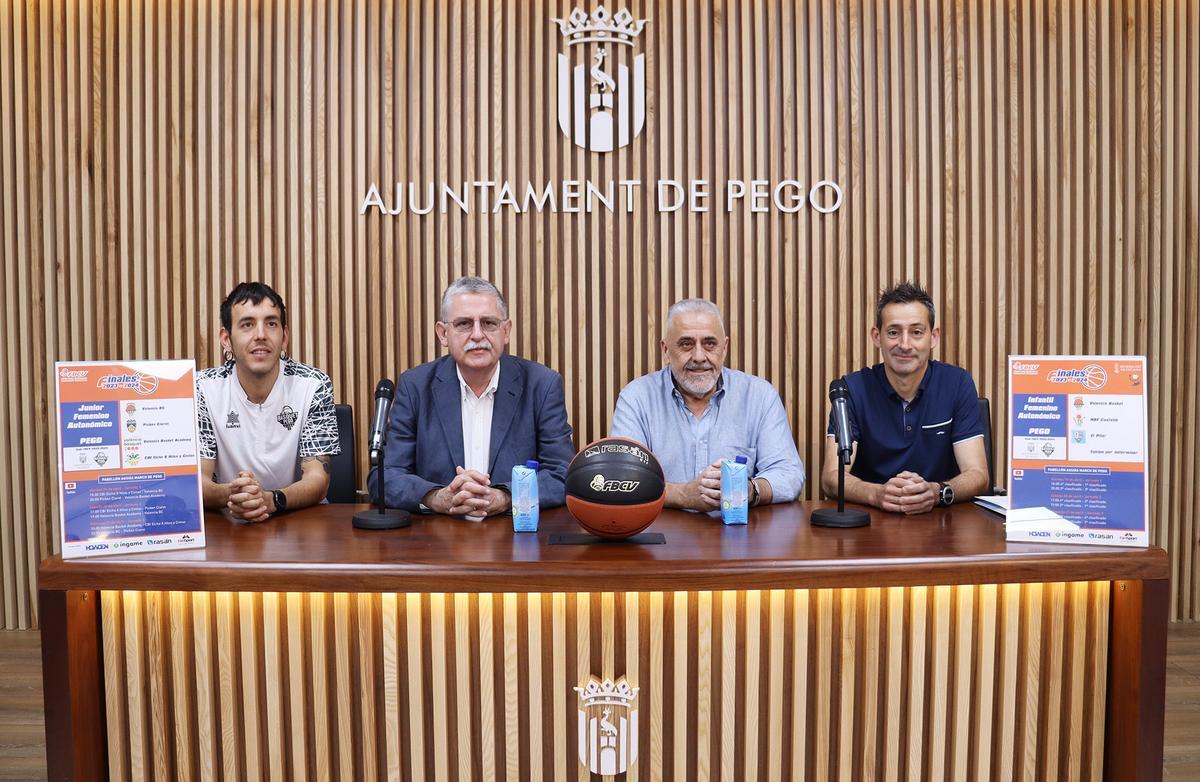 En la presentación ha estado del alcalde, Enrique Moll; el concejal de Deportes, Raúl Tamarit; el presidente de la FBCV, Salvador Fabregat; y el coordinador del Bàsquet Pego, Josep Camps.