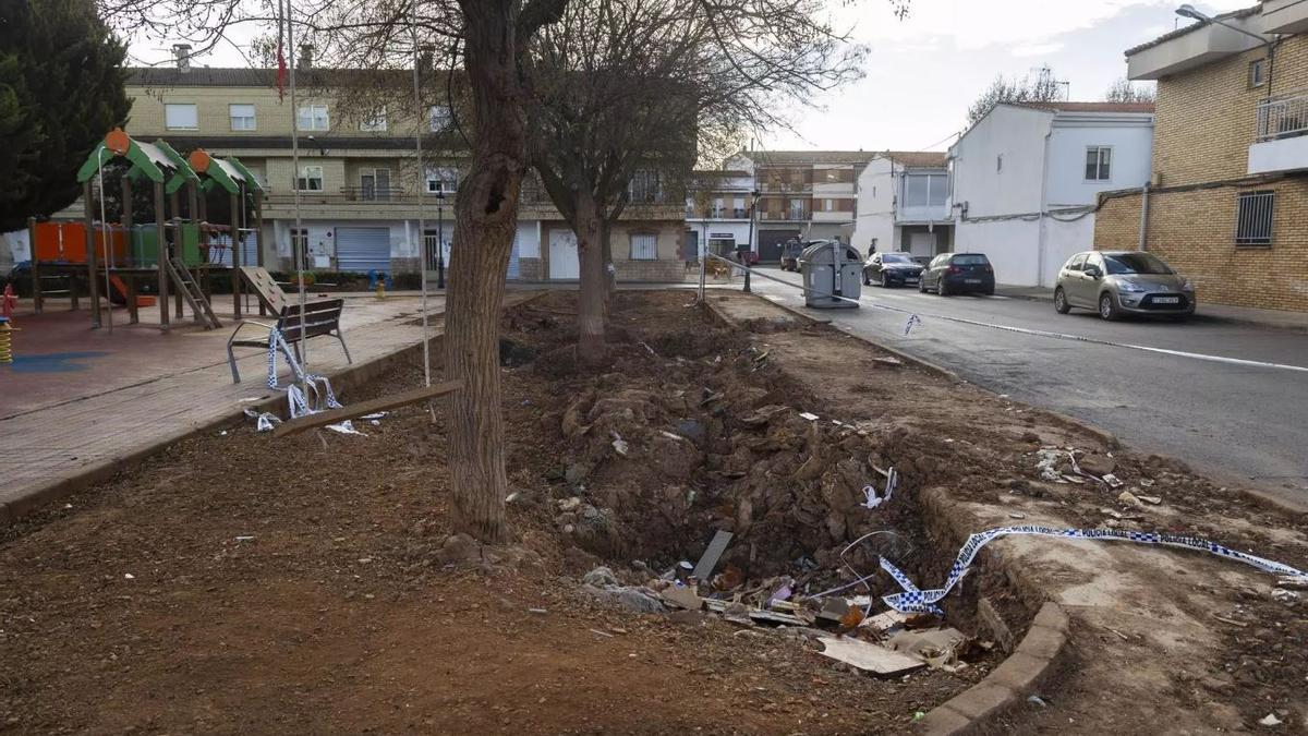 El parque junto a la calle Cruz Roja de Utiel, aún con destrozos visibles de la riada.