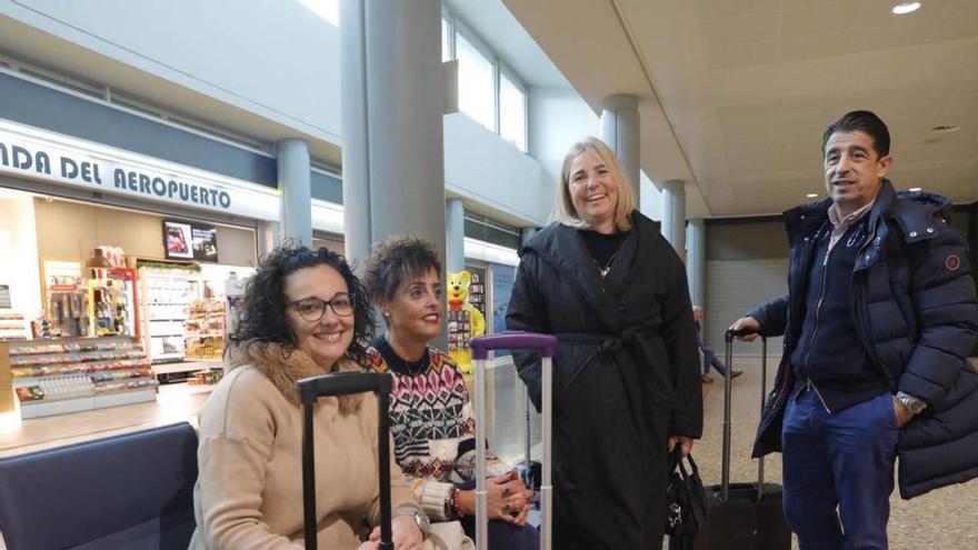 Por la izquierda, Sandra Bárcena, Silvia Mortera, Natalia Roces y Alejandro Fraile, ayer, en el aeropuerto de Asturias, antes de coger su vuelo.