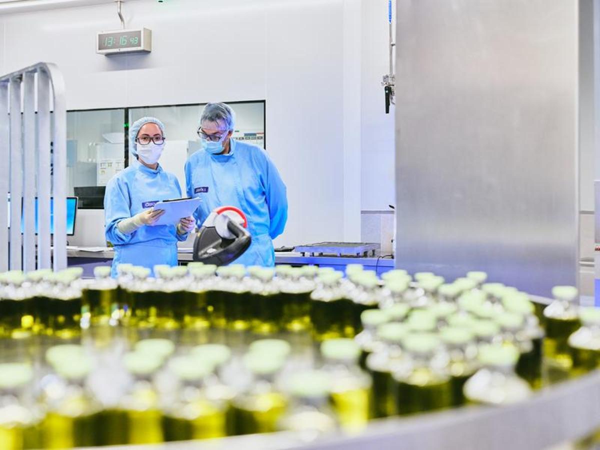 Dos trabajadores observan bolsas de albúmina (plasma sanguíneo) en las instalaciones de Grifols, una gran exportadora a Estados Unidos