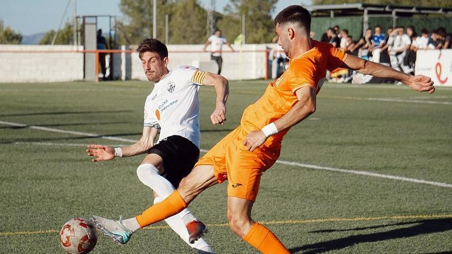 El Atzeneta y el Ontinyent 1931 pugnan por el balón en el partido en el Regit.
