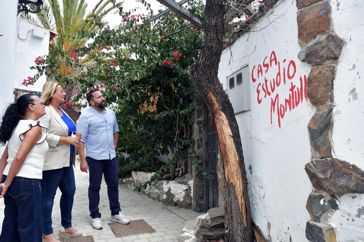 La concejala responsable del área de Cultura, Elena Álamo, en el centro, junto a los ediles Esther Delgado y Eduardo Armas frente a la Casa Montull de Fataga.