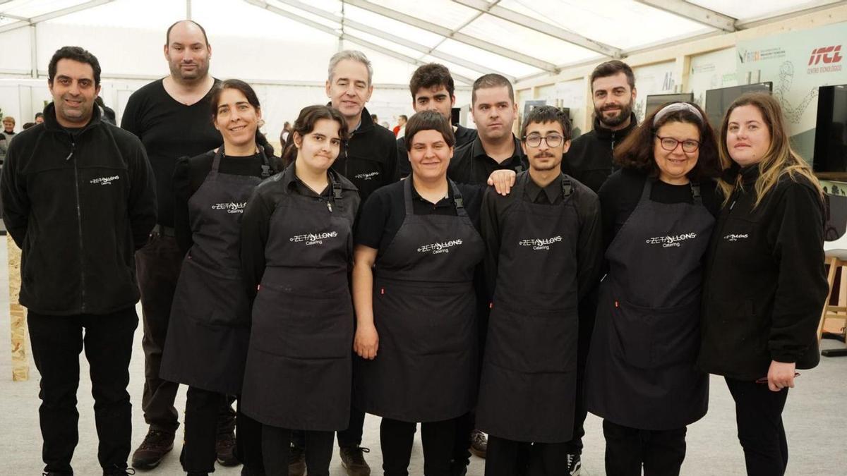 El equipo del Catering Z-Jones, empresa del tercer sector, posa en Fitecu, cuyas recetas han conquistado los paladares de los visitantes y ponentes de Fitecu. | J. L. Fernández