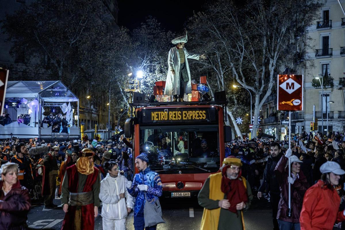 Miles de personas colman la costa de Barcelona para dar la bienvenida a los Reyes Magos