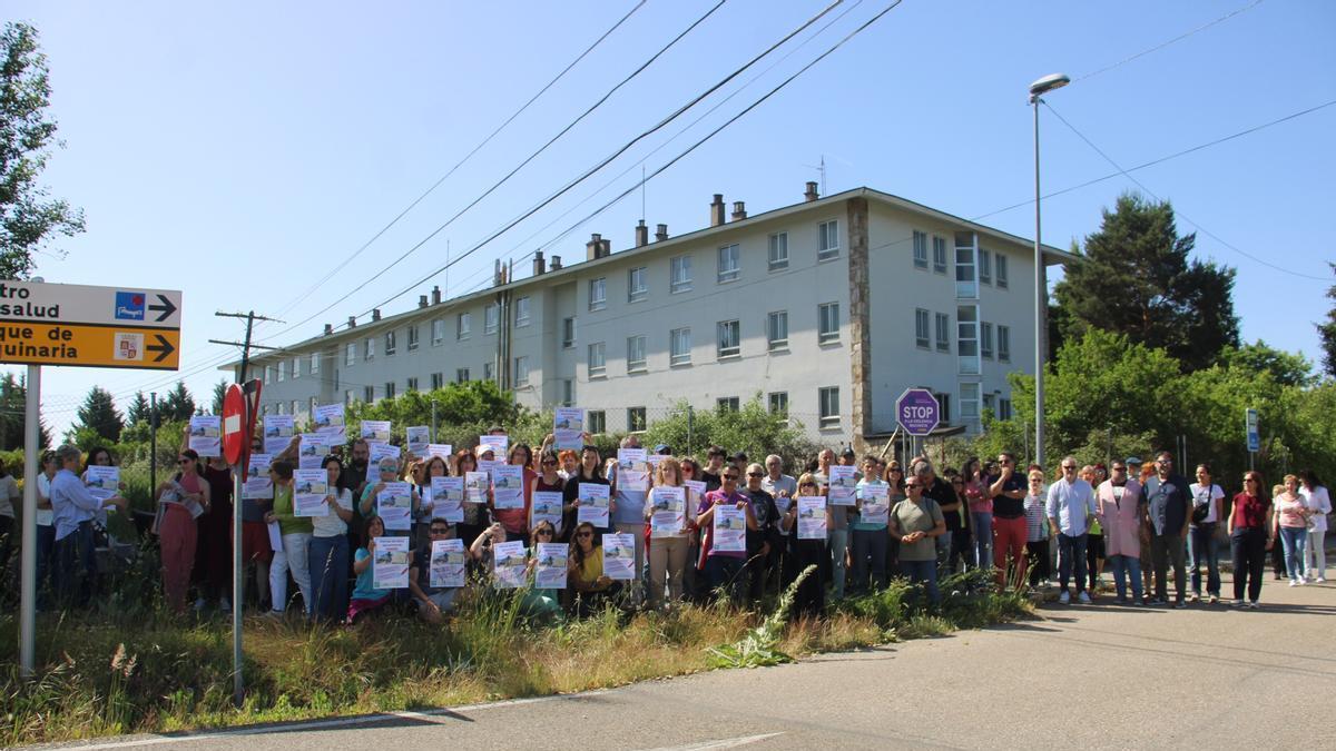 Concentración para reivindicar la apertura de las 130 plazas de la Escuela Hogar de Puebla de Sanabria.