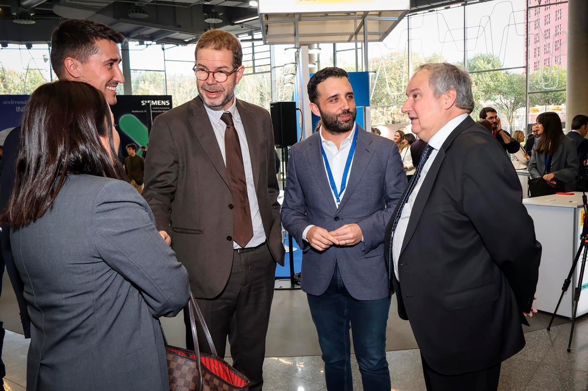 Una representacion de Sagunt, con el alcalde a la cabeza y el ministro de Industria.