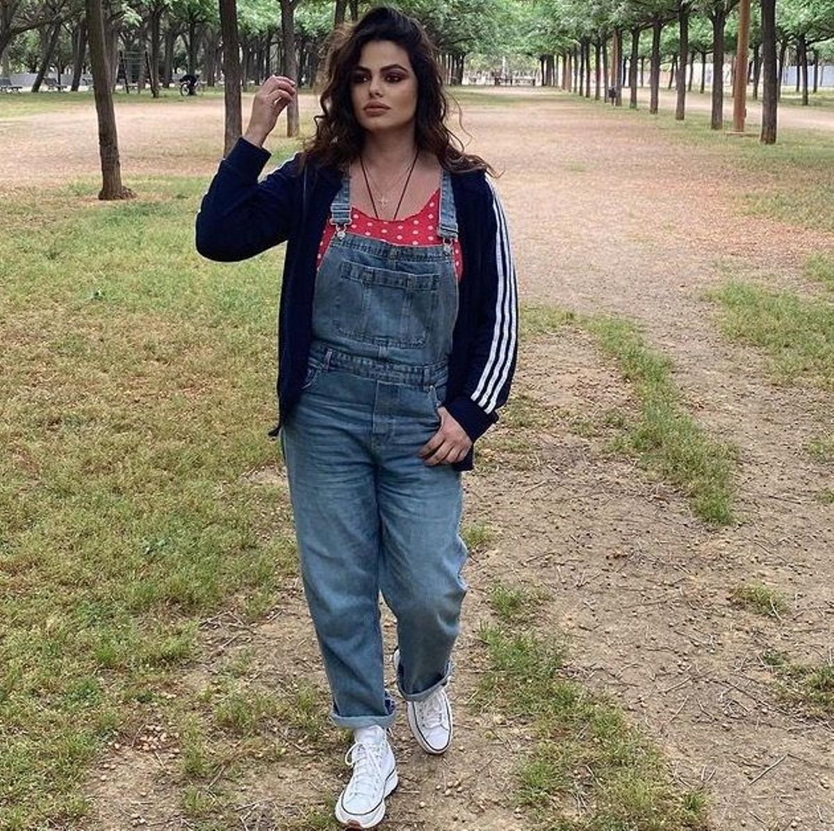 Marisa Jara derrocha estilo con un peto vaquero y zapatillas Converse con plataforma