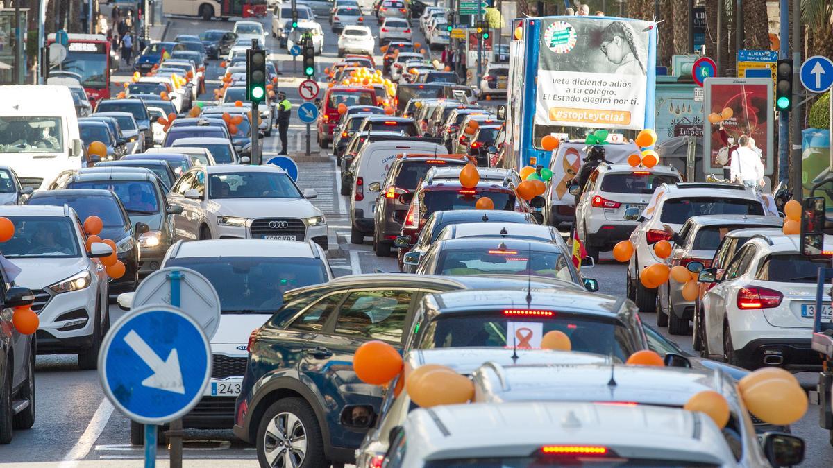 La protesta contra la ley Celaá llena de coches el centro de Alicante