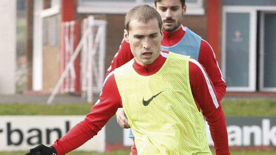 Álex Bergantiños se dispone a dar un pase ante la mirada de Canella.