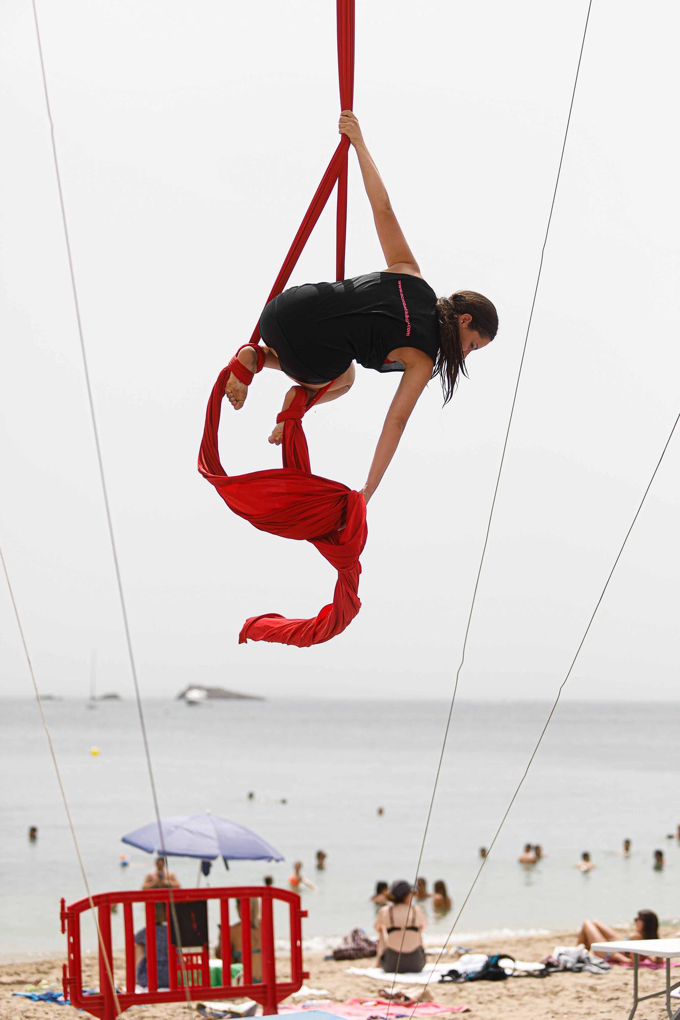 Un día de acrobacias y juegos junto al mar en Ibiza