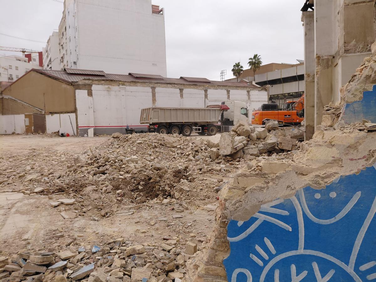 El solar lleno de escombros, ya sin las naves