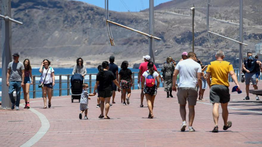 Personas paseando por la Avenida de Las Canteras a mitad de mayo.