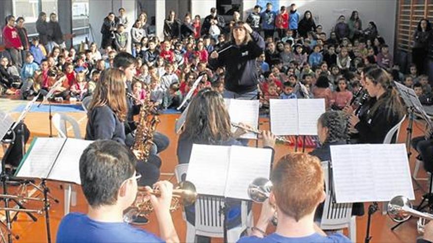 La banda joven de la Unión Musical Alqueriense actúa para el colegio Pintor Sorolla